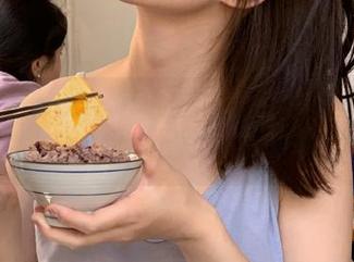把www.17的链接发给你，保证会把你的绯闻嗑成瓜田!