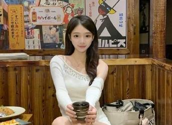 吃瓜网首页潜伏今日甜瓜，甜中带着点咸的热议，让人情不自禁哦～
